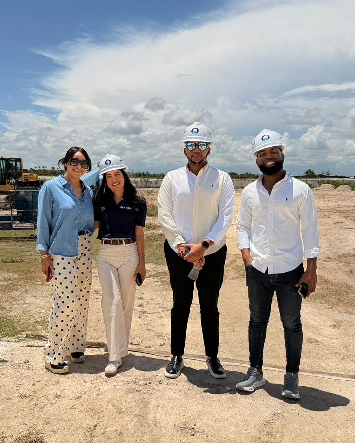 Equipo inmobiliario durante una visita de obra