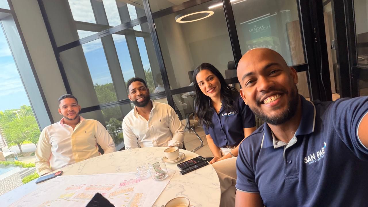Equipo de San Pablo Grupo Inmobiliario durante una reunión en Punta Cana