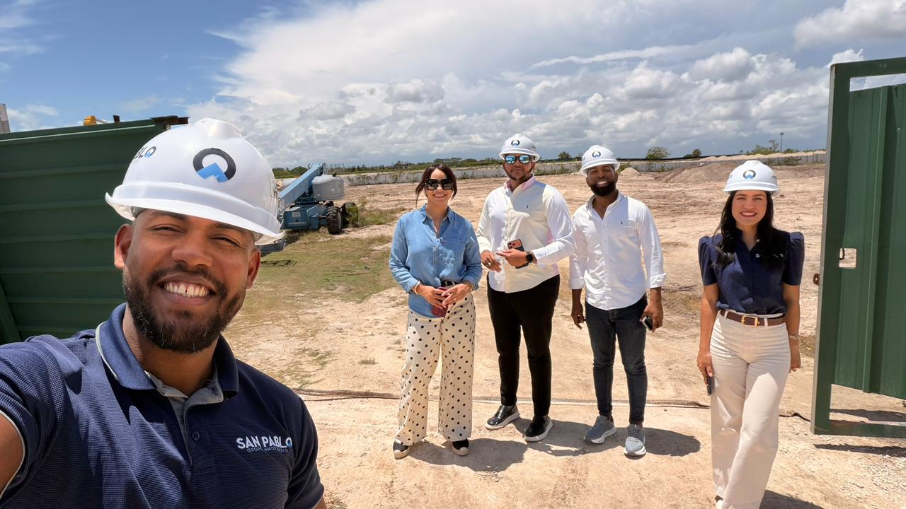 Equipo de San Pablo Grupo Inmobiliario durante un recorrido de proyecto