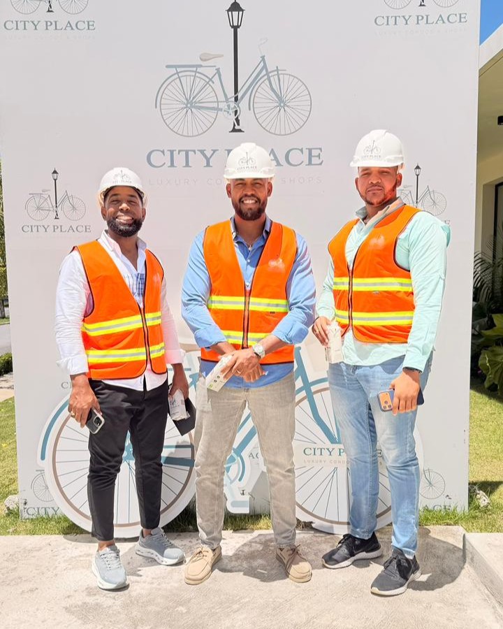 Asesores durante un recorrido de proyecto inmobiliario